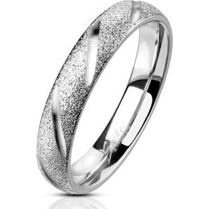 Oceľový prsteň s pieskovaným povrchom a diagonálnymi výbrusy Veľkosť prstenu: 52