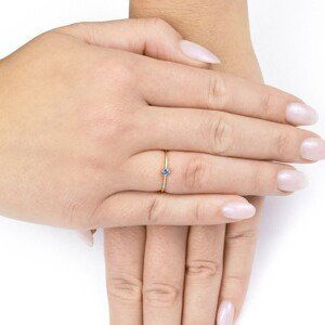 Jemný prsteň v žltom 14K zlate - modrý zirkón, línia čírych zirkónov - Veľkosť: 64 mm