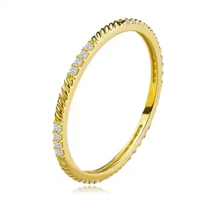 Jemný prsteň v žltom zlate 375 - línia okrúhlych zirkónov, šikmé zárezy - Veľkosť: 49 mm
