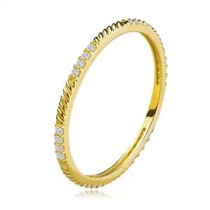 Jemný prsteň v žltom zlate 375 - línia okrúhlych zirkónov, šikmé zárezy - Veľkosť: 51 mm