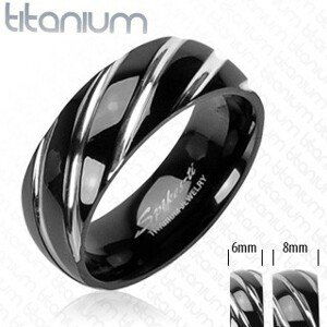 Titánový prsteň čiernej farby - úzke šikmé zárezy v striebornom odtieni - Veľkosť: 68 mm