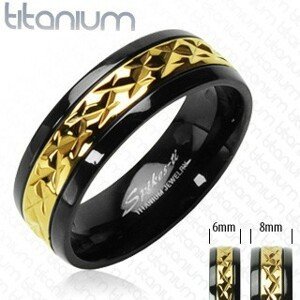 Titánový prsteň čierny so vzorovaným pruhom zlatej farby - Veľkosť: 69 mm