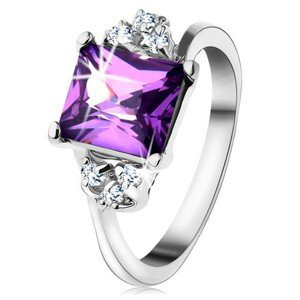 Lesklý prsteň so striebornou farbou, obdĺžnikový fialový zirkón, drobné zirkóniky  - Veľkosť: 48 mm