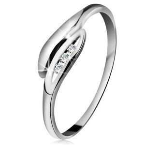 Briliantový prsteň v bielom 14K zlate - mierne zahnuté lístočky, tri číre diamanty - Veľkosť: 56 mm
