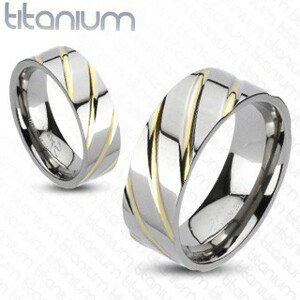Titánový prsteň striebornej farby - prúžky v zlatej farbe - Veľkosť: 59 mm