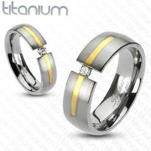 Titánový prsteň striebornej farby - prúžok zlatej farby, zirkón - Veľkosť: 66 mm