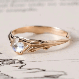 OLIVIE Strieborný prsteň MESAČNÝ KAMEŇ 7754 Veľkosť prsteňov: 5 (EÚ: 49 – 50) Ag 925; ≤2,2 g.