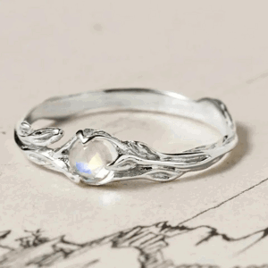OLIVIE Strieborný prsteň MESAČNÝ KAMEŇ 7755 Veľkosť prsteňov: 10 (EÚ: 62-64) Ag 925; ≤2,2 g.